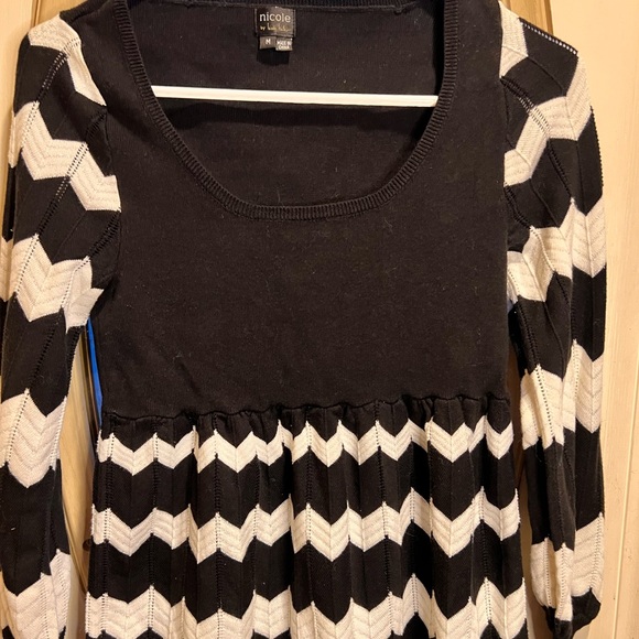 Nicole by Nicole Miller Dresses & Skirts - Chevron black and white knit dress
